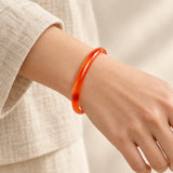 Bracelet jonc en Cornaline porté au poignet