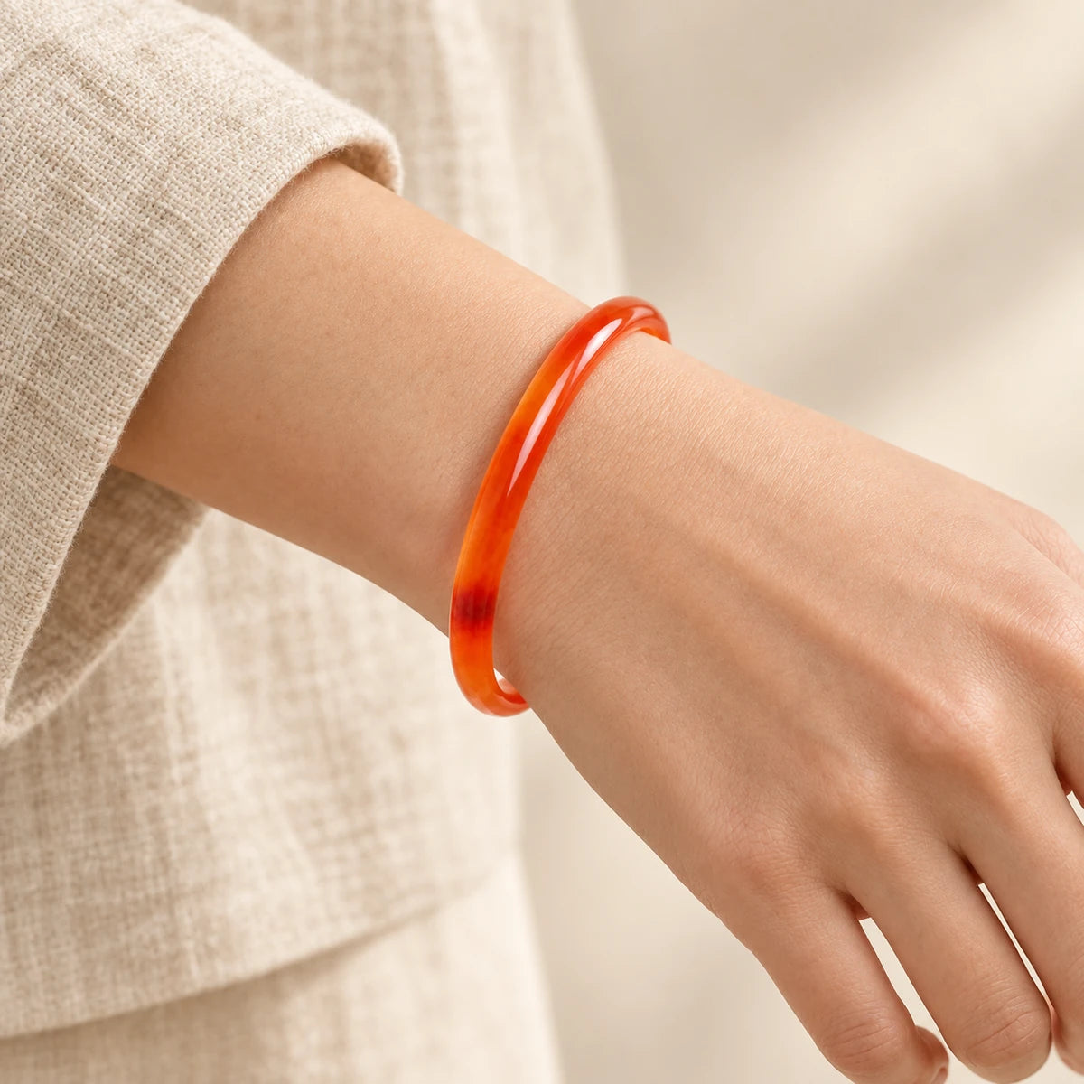 Bracelet jonc en Cornaline porté au poignet