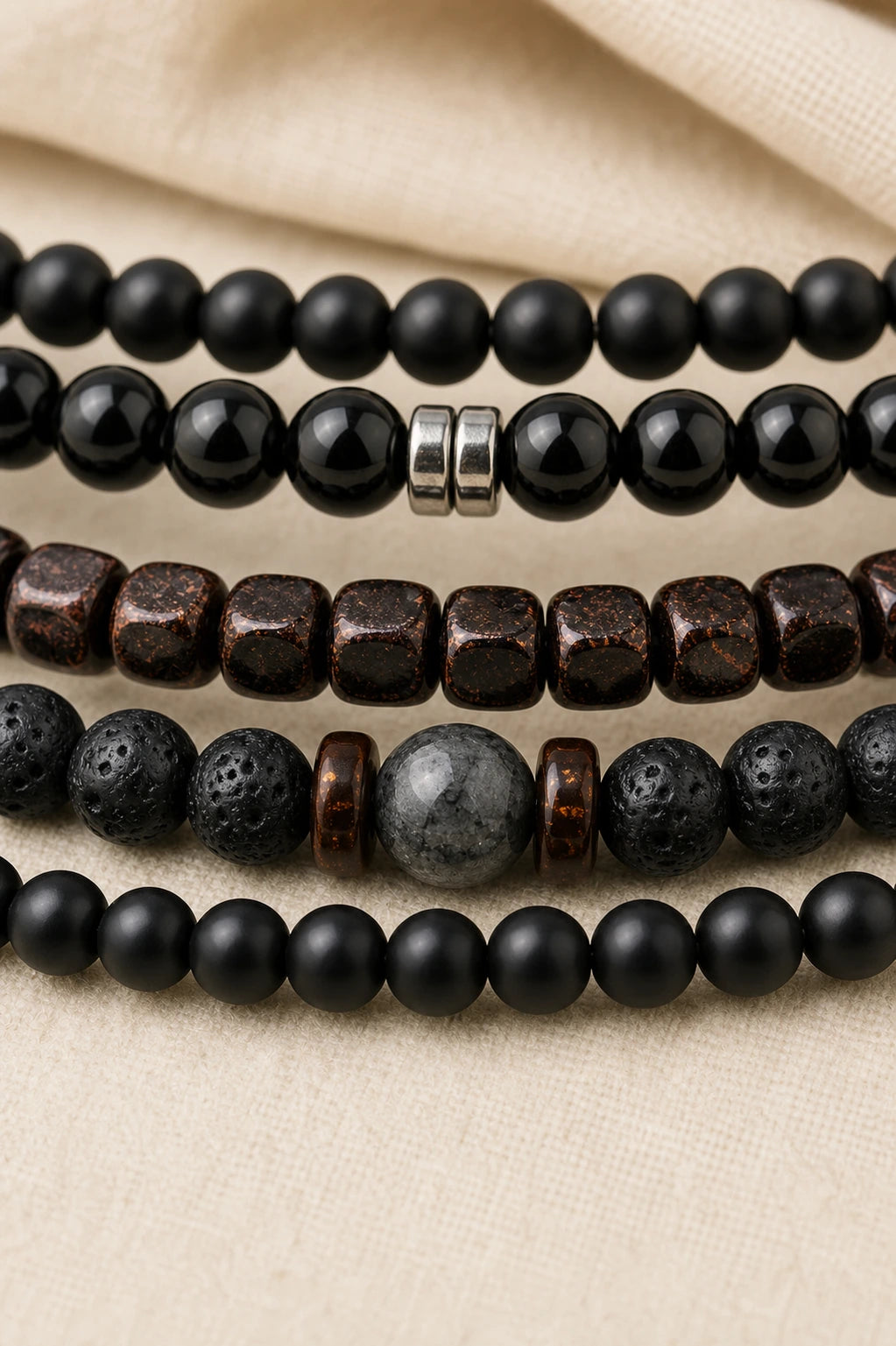 Détail des perles en labradorite, hématite et onyx noir
