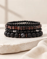 Bracelet en labradorite, hématite et onyx noir sur fond beige