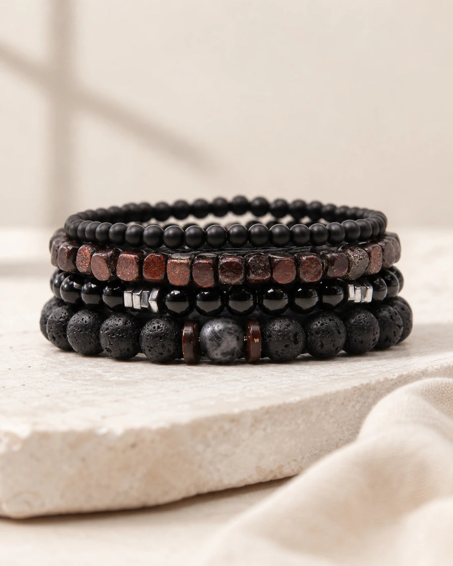 Bracelet en labradorite, hématite et onyx noir sur fond beige