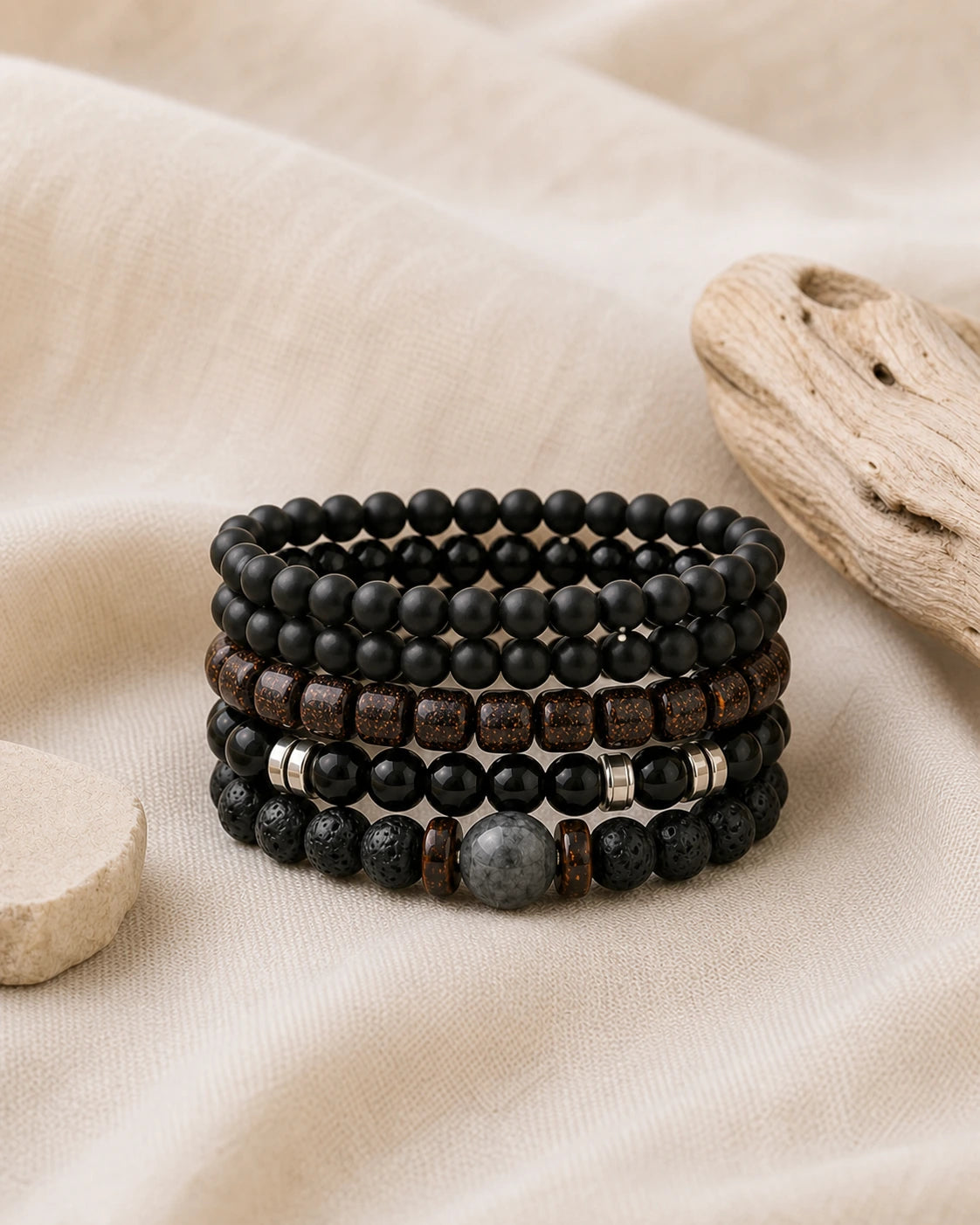 Bracelet gris et noir en labradorite hématite et onyx dans une composition naturelle