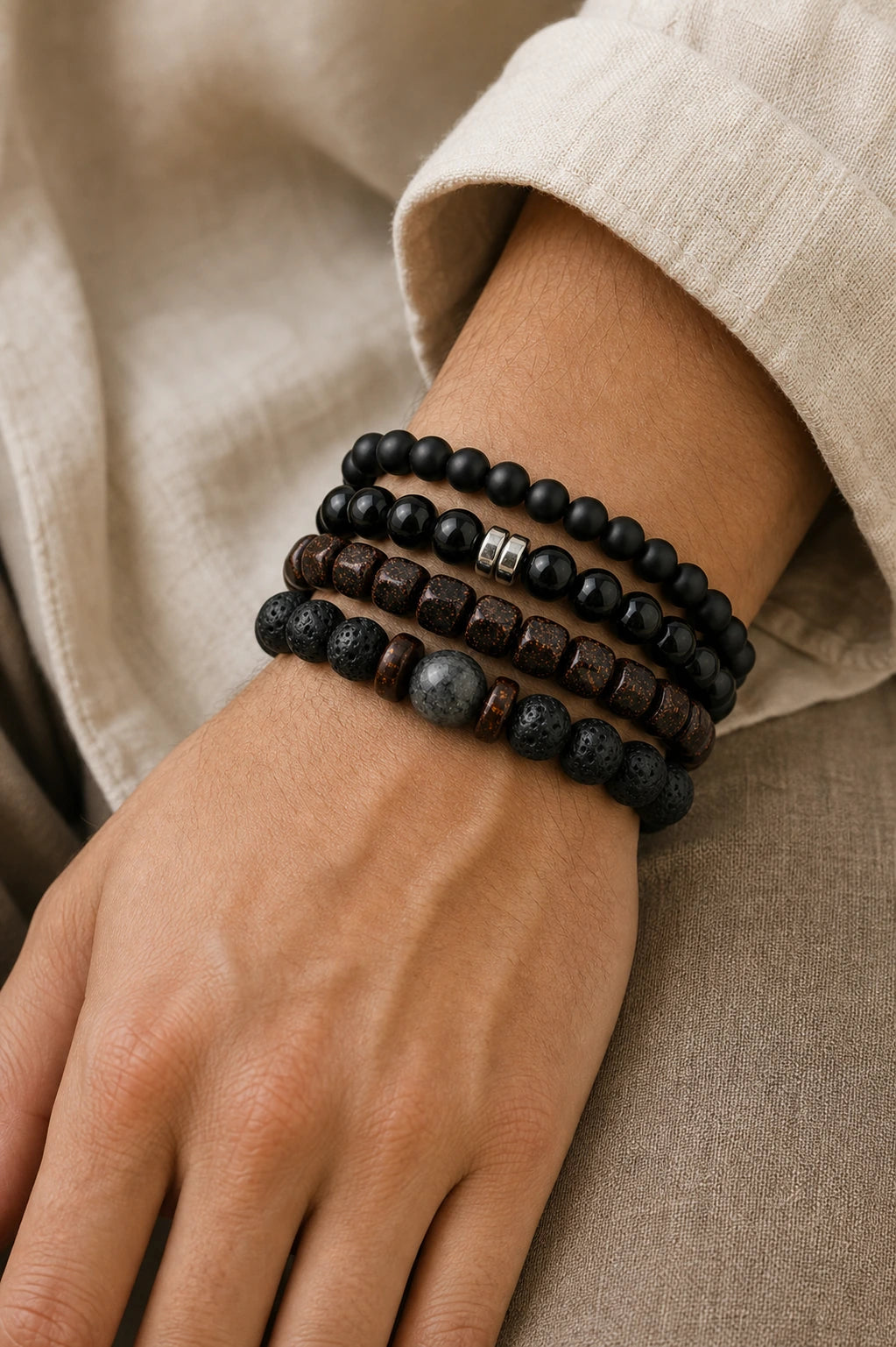 Bracelet labradorite hématite onyx porté au poignet