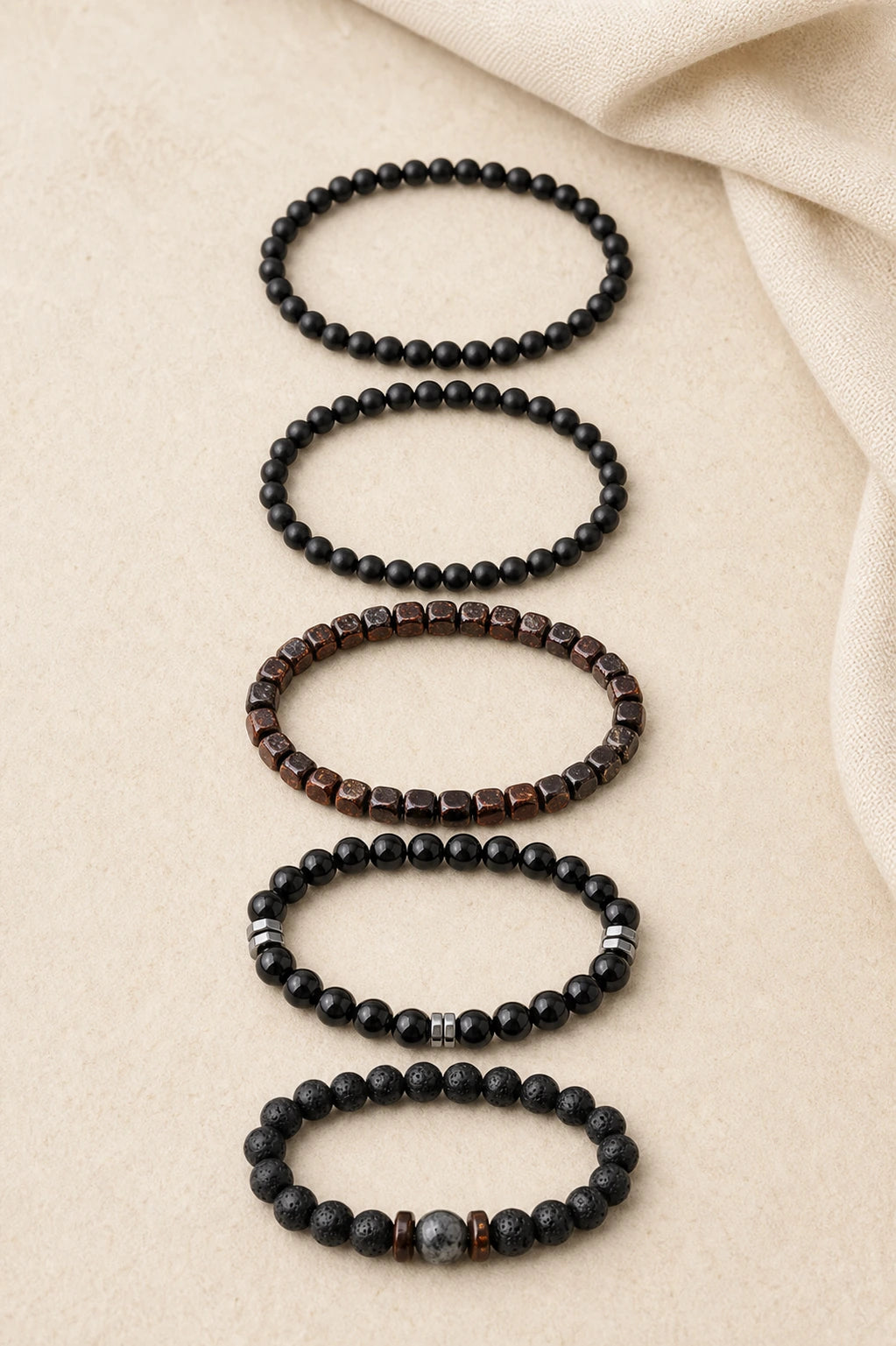 Vue complète des cinq rangs du bracelet labradorite hématite onyx