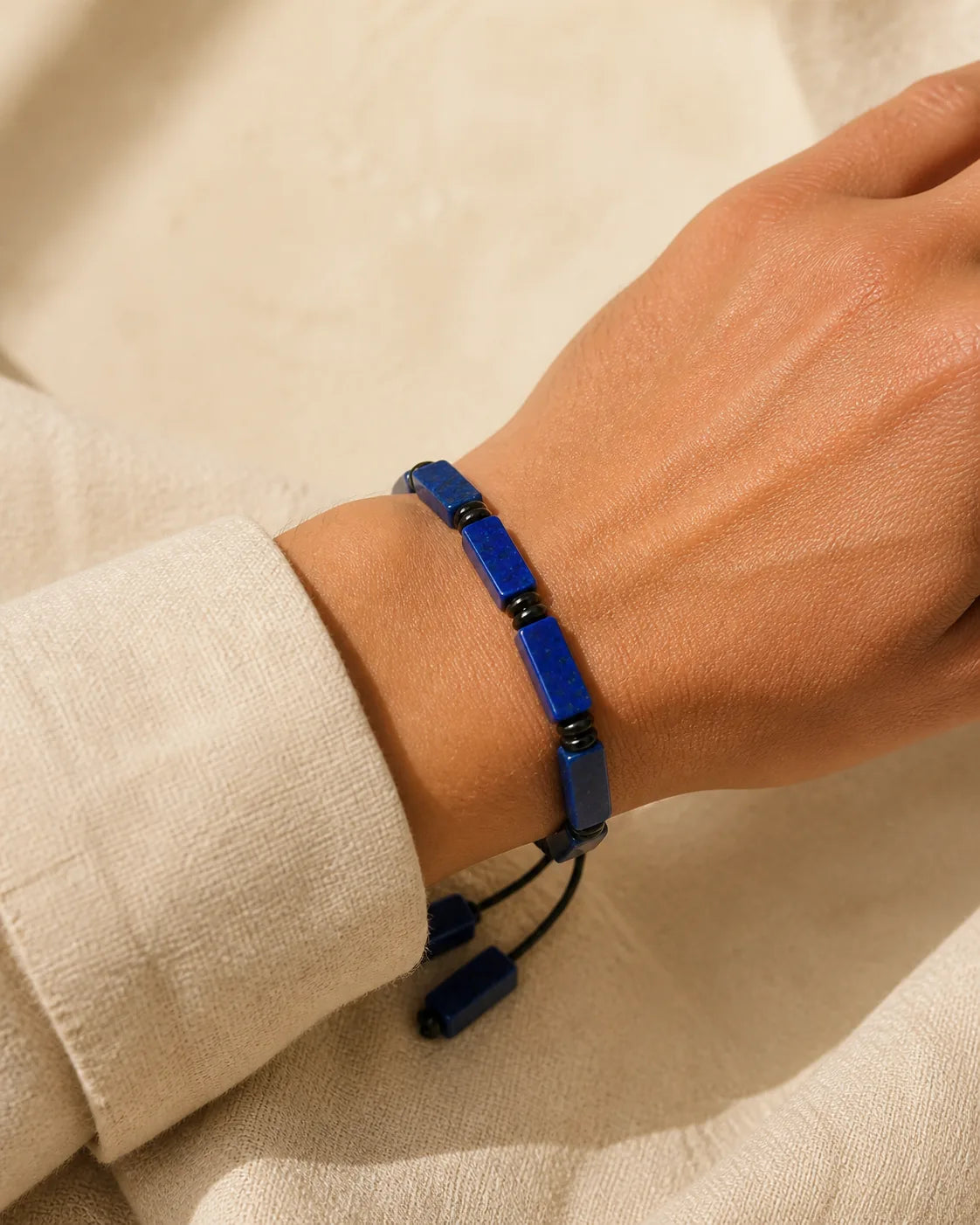 Bracelet ajustable en Lapis Lazuli porté au poignet