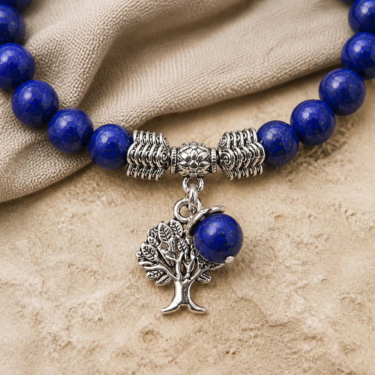 Détail du pendentif Arbre de Vie sur bracelet Lapis Lazuli