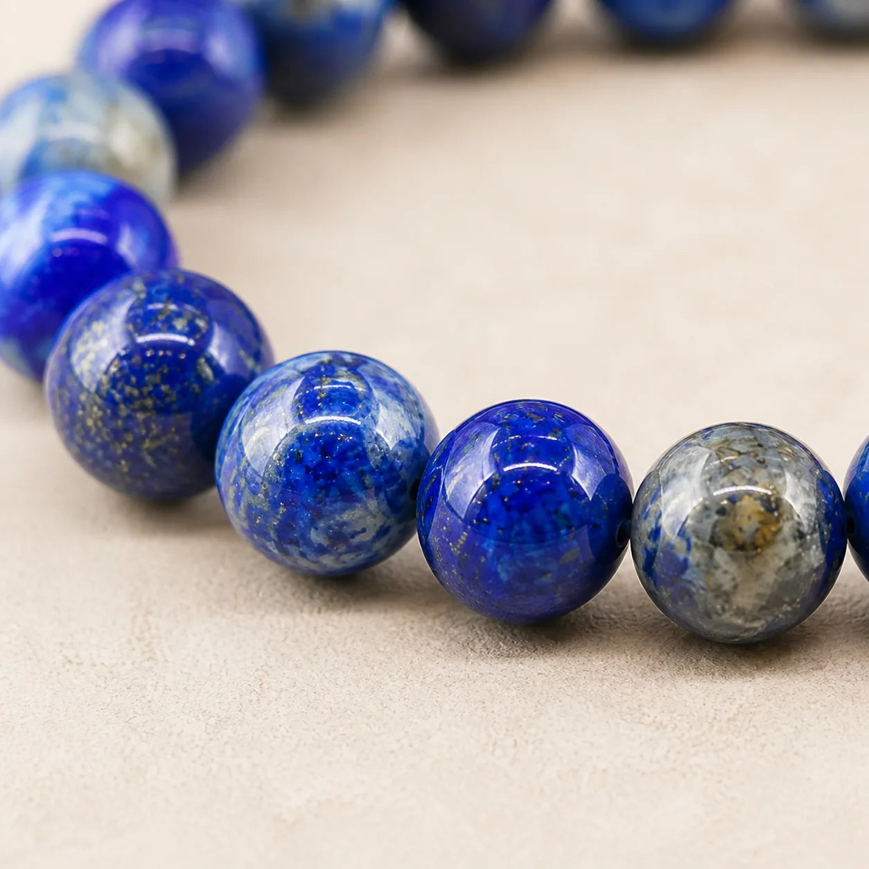Détail des perles bleues du bracelet Lapis Lazuli