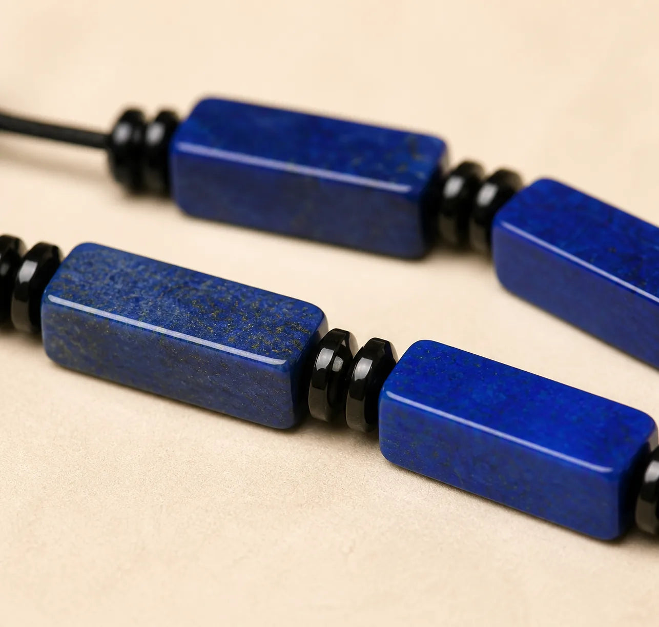 Détail des pierres rectangulaires de 13 mm en Lapis Lazuli
