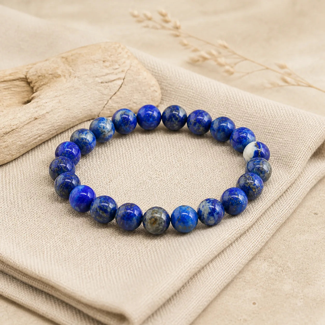Bracelet Lapis Lazuli sur lin clair dans une ambiance naturelle