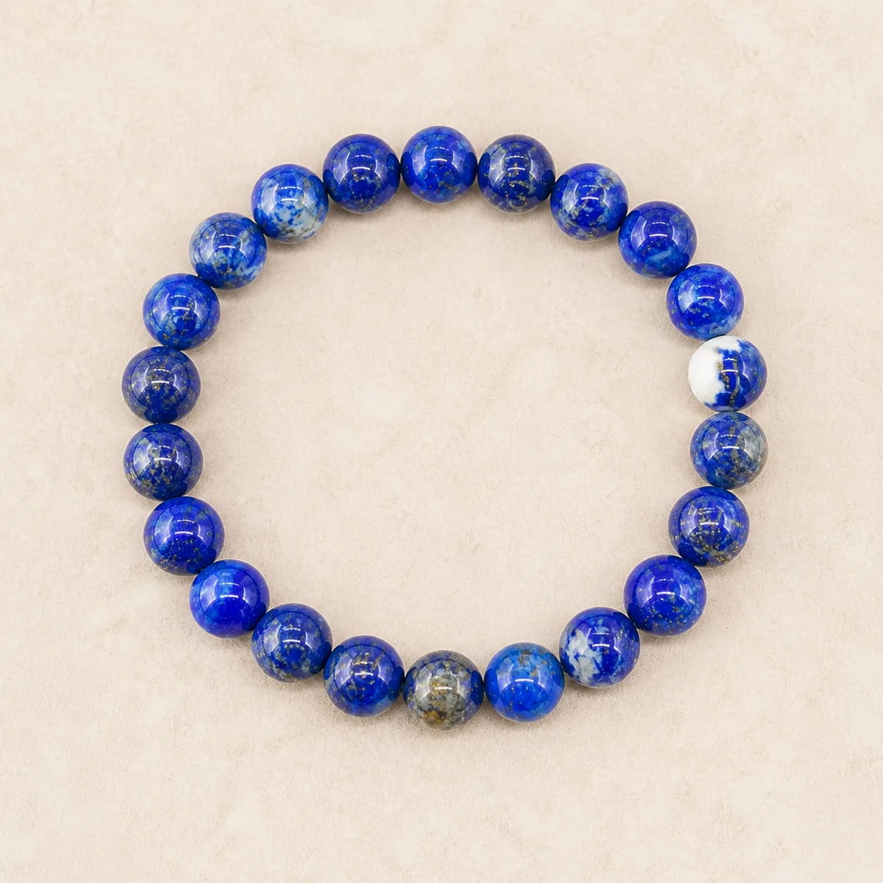 Bracelet en perles rondes de Lapis Lazuli vu du dessus