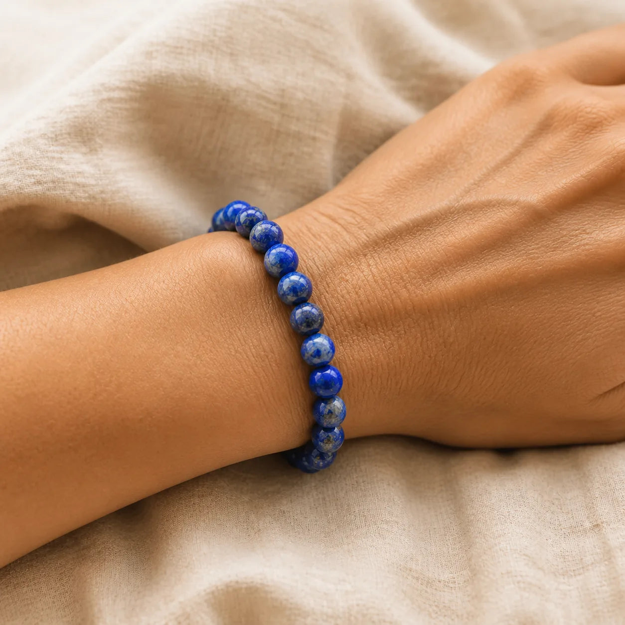 Bracelet Lapis Lazuli porté au poignet