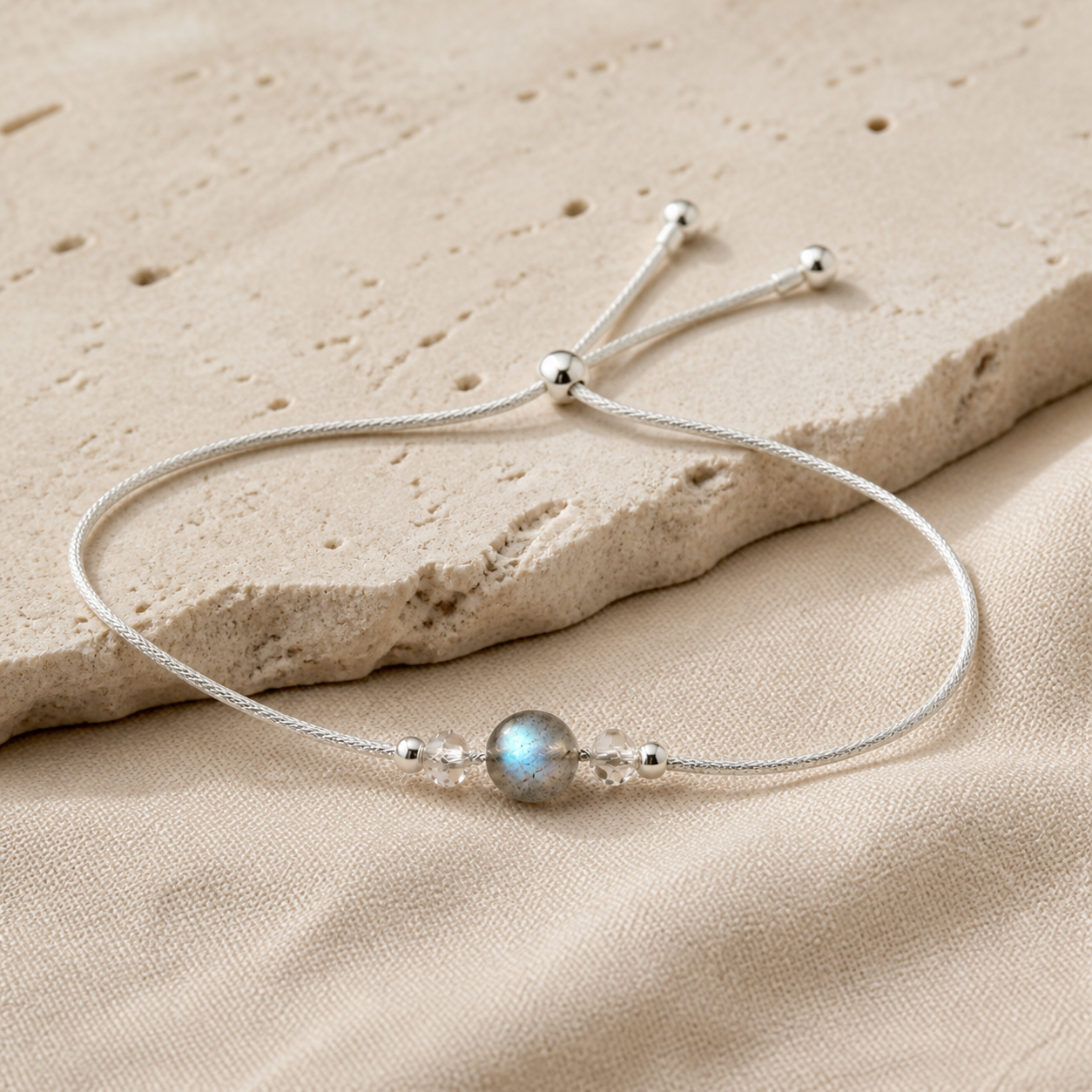 Vue complète du bracelet ajustable en argent 925 et pierre de lune.