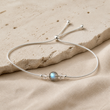 Vue complète du bracelet ajustable en argent 925 et pierre de lune.
