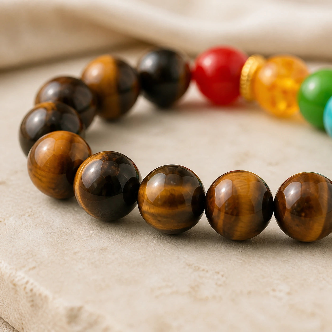 Détail des perles d’Œil de Tigre brun doré du bracelet.