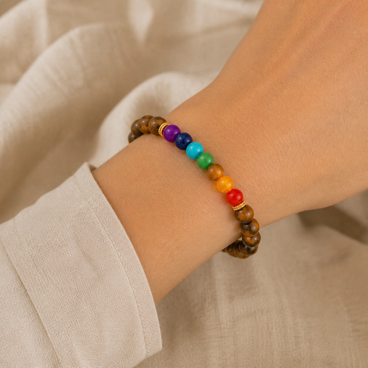 Bracelet Œil de Tigre et 7 Chakras porté au poignet.