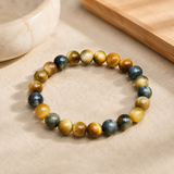 Bracelet en oeil de tigre bleu et dore dans une ambiance premium et apaisante