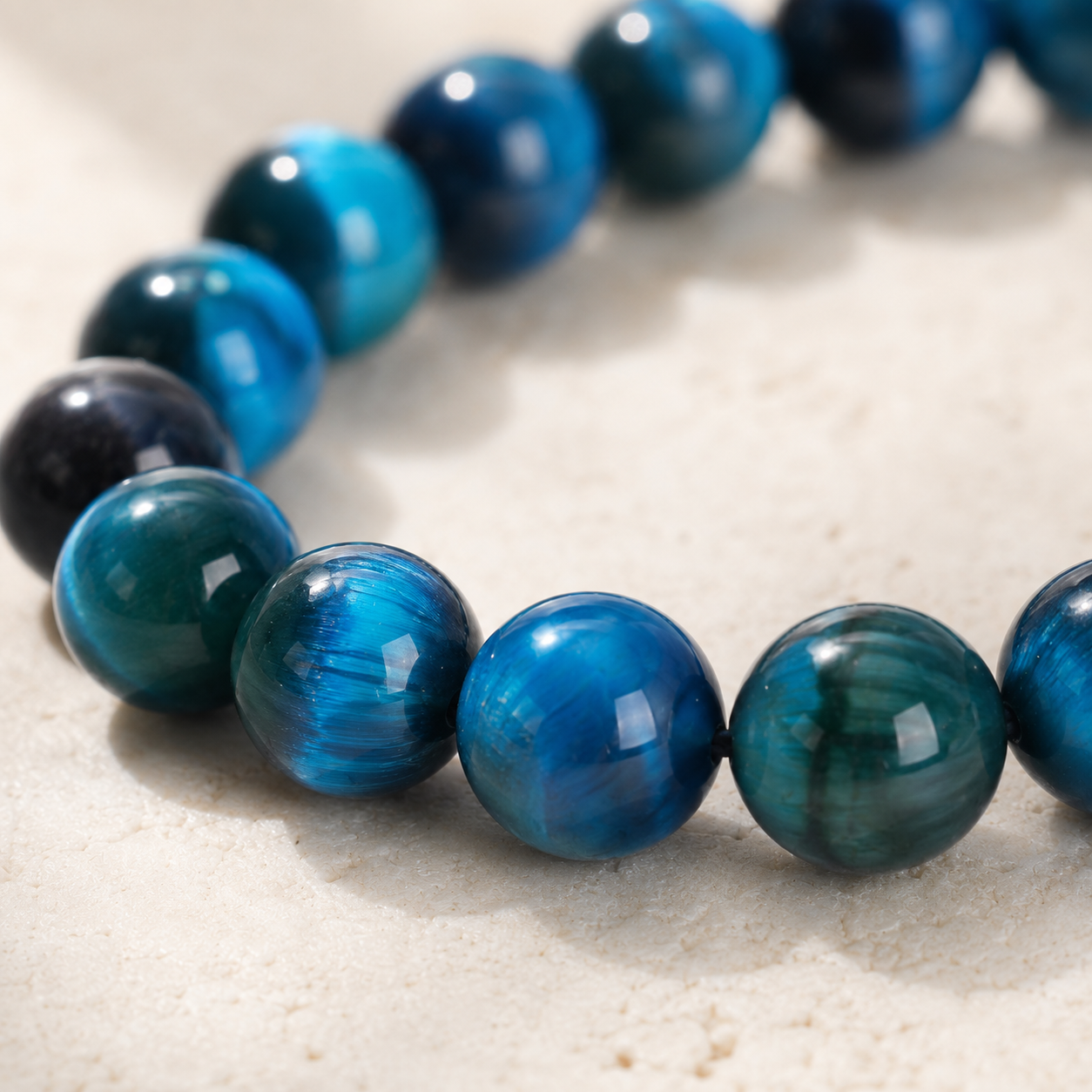 Gros plan sur les perles du bracelet œil de tigre bleu
