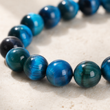 Gros plan sur les perles du bracelet œil de tigre bleu