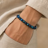 Bracelet œil de tigre bleu porté au poignet