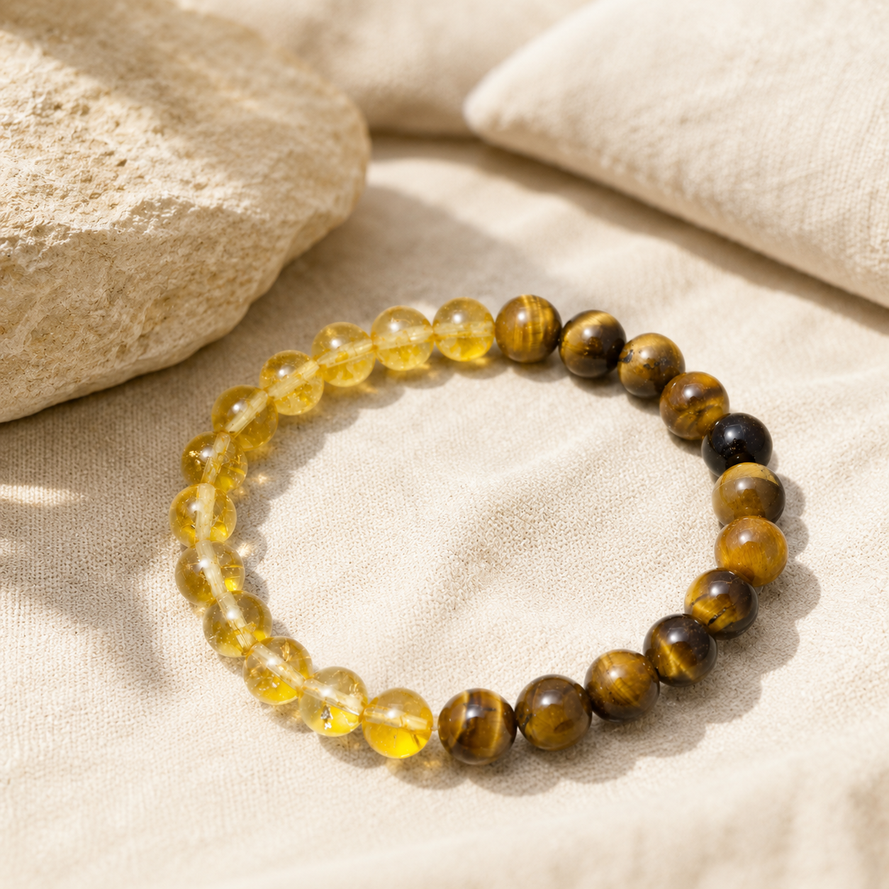 Bracelet œil de tigre et citrine dans une ambiance naturelle premium