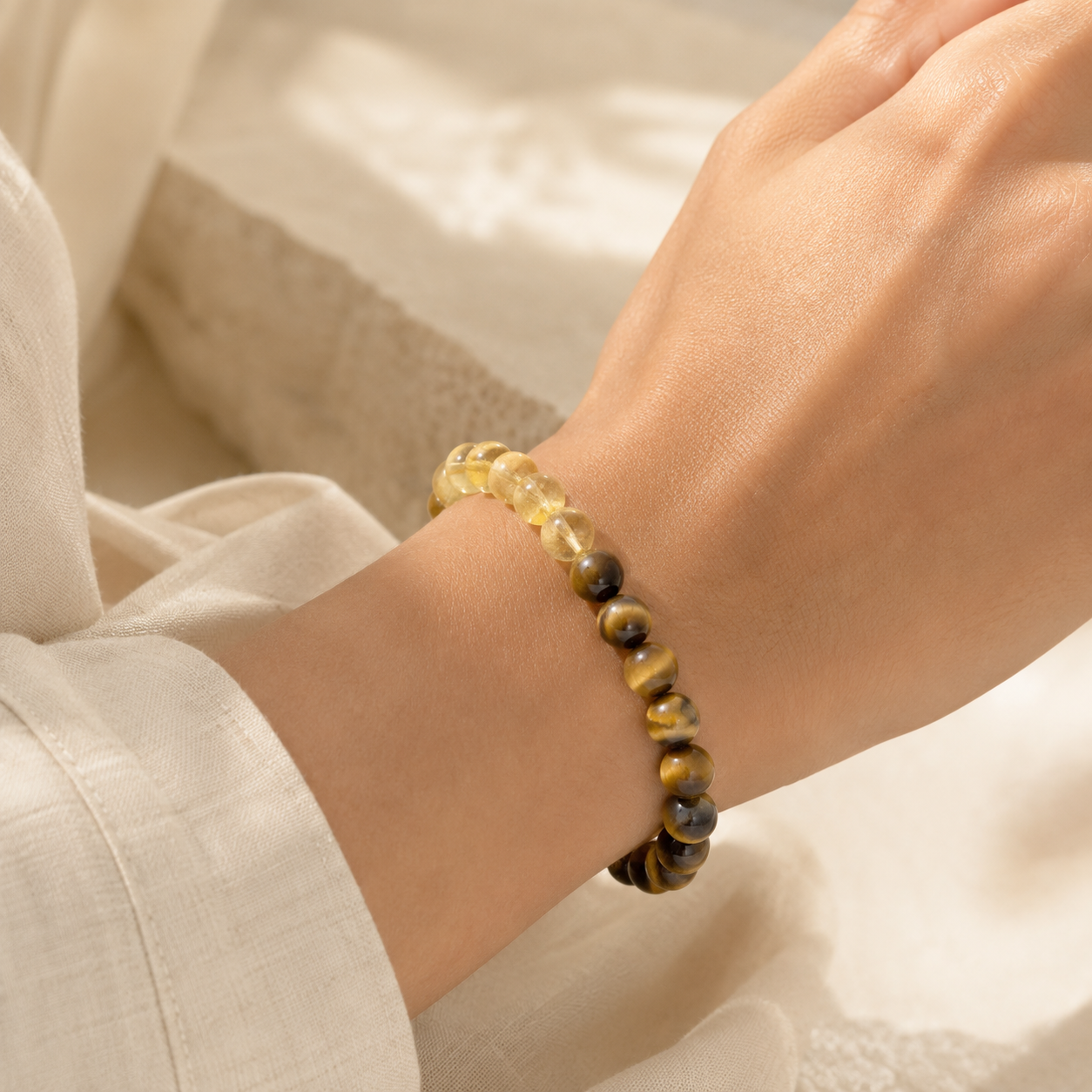 Bracelet œil de tigre et citrine porté au poignet
