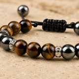 Gros plan sur les perles d’œil de tigre et d’hématite du bracelet