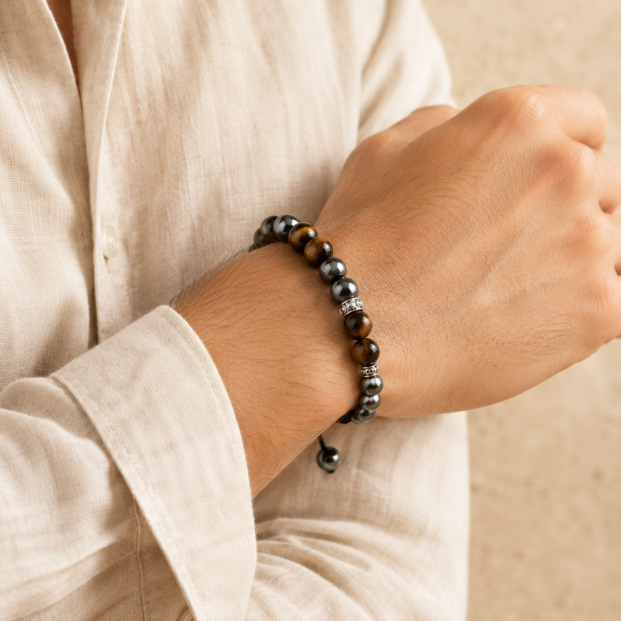 Bracelet œil de tigre et hématite porté au poignet