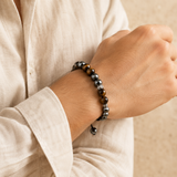 Bracelet œil de tigre et hématite porté au poignet