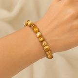 Bracelet en oeil de tigre jaune porte au poignet