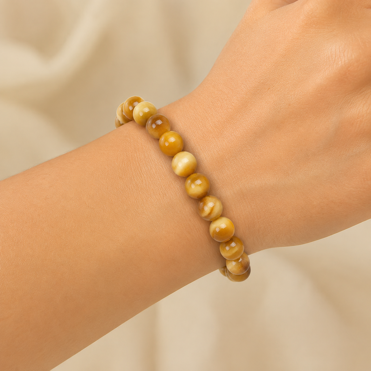 Bracelet Aelia en oeil de tigre porte au poignet