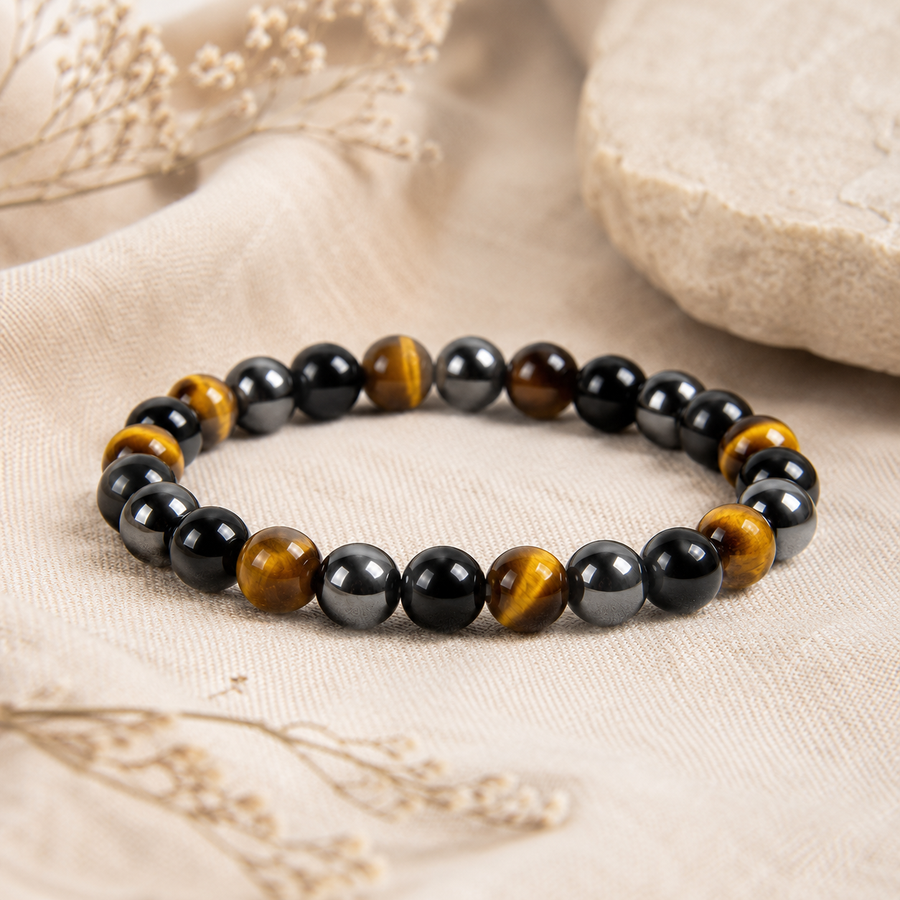 Bracelet œil de tigre, obsidienne et hématite posé sur lin clair
