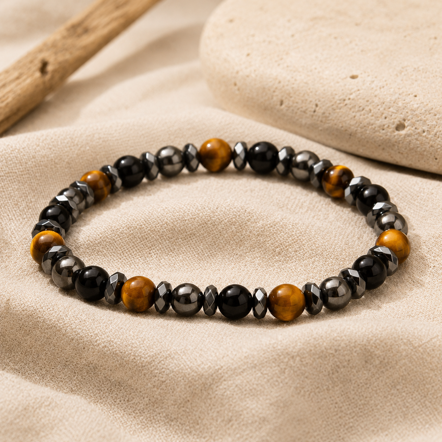 Bracelet œil de tigre et onyx noir posé sur du lin clair