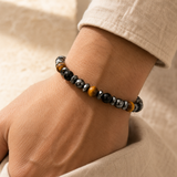 Bracelet œil de tigre et onyx noir porté au poignet