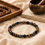 Bracelet œil de tigre et onyx noir dans une mise en scène de rituel personnel