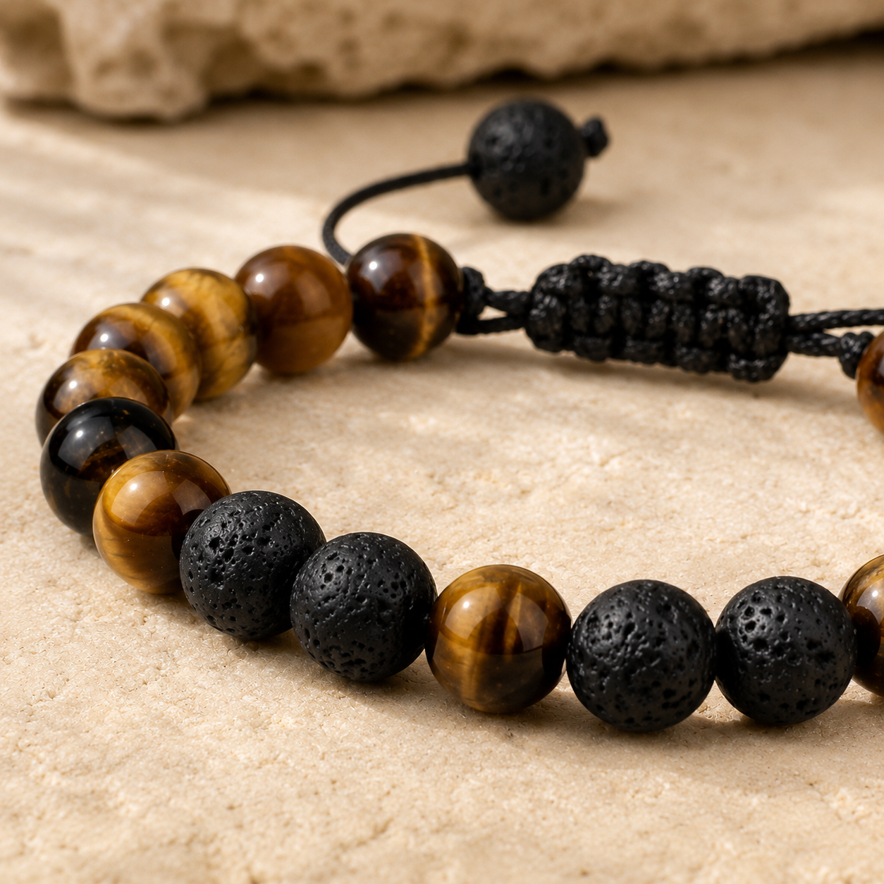 Gros plan sur les perles du bracelet œil de tigre et pierre de lave