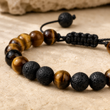 Gros plan sur les perles du bracelet œil de tigre et pierre de lave