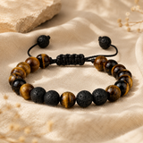Bracelet œil de tigre et pierre de lave dans une mise en scène naturelle