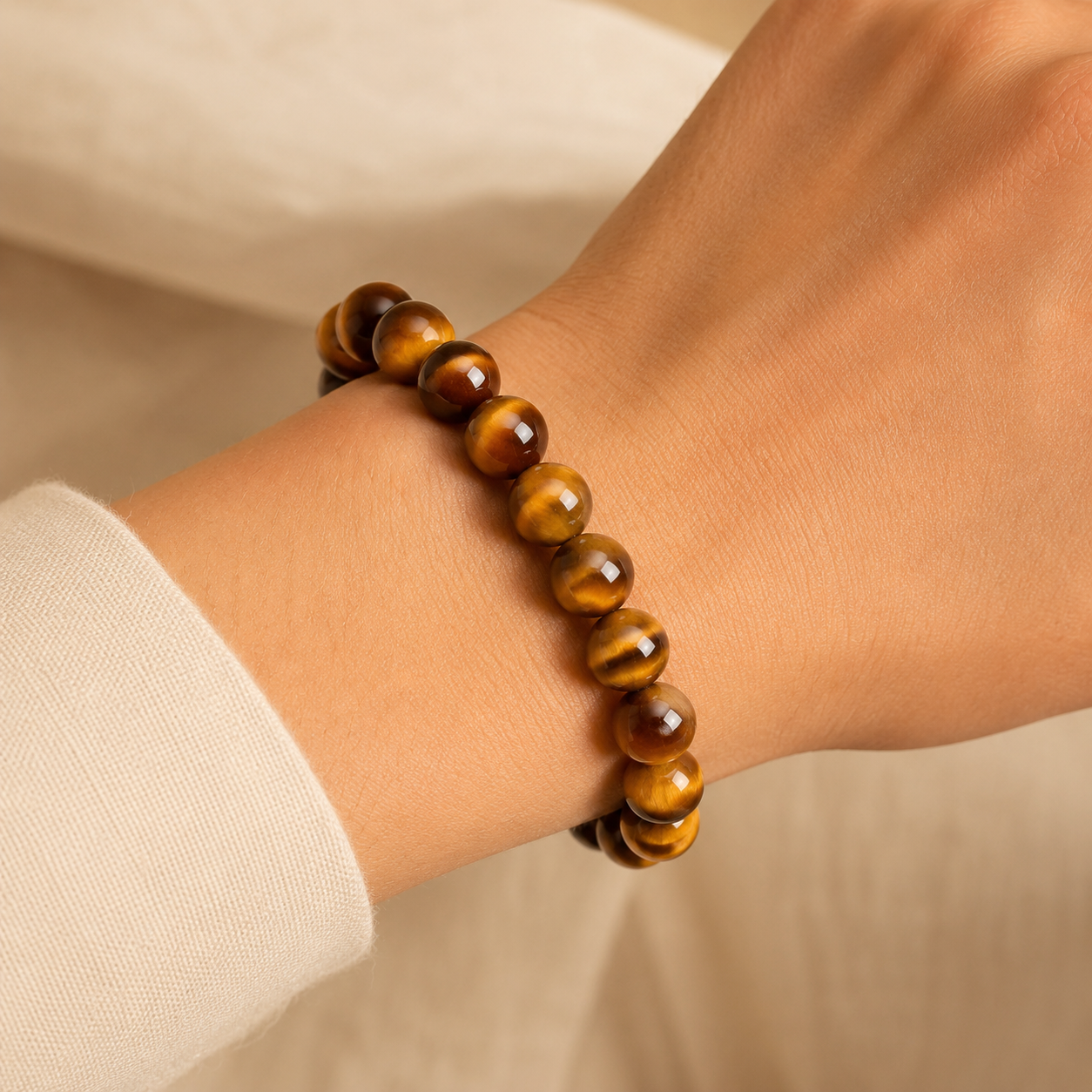 Bracelet œil de tigre porté au poignet dans un style sobre et naturel