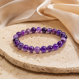 Bracelet Orion en améthyste dans une ambiance minérale premium