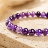 Gros plan sur les perles en améthyste du bracelet Orion