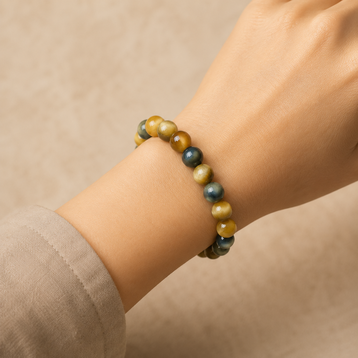 Bracelet en oeil de tigre bleu et dore porte au poignet