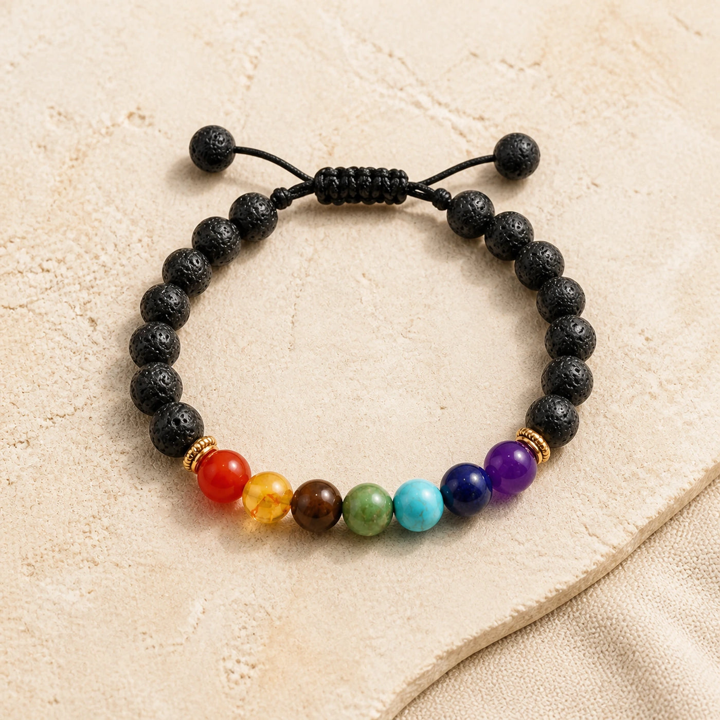 Vue complète d’un bracelet Pierre de Lave avec sept pierres colorées.