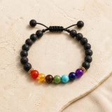 Vue complète d’un bracelet Pierre de Lave avec sept pierres colorées.
