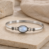 Bracelet jonc en argent 925 avec pierre de lune ovale centrale.