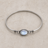 Vue complète d’un bracelet jonc en argent 925 orné d’une pierre de lune.