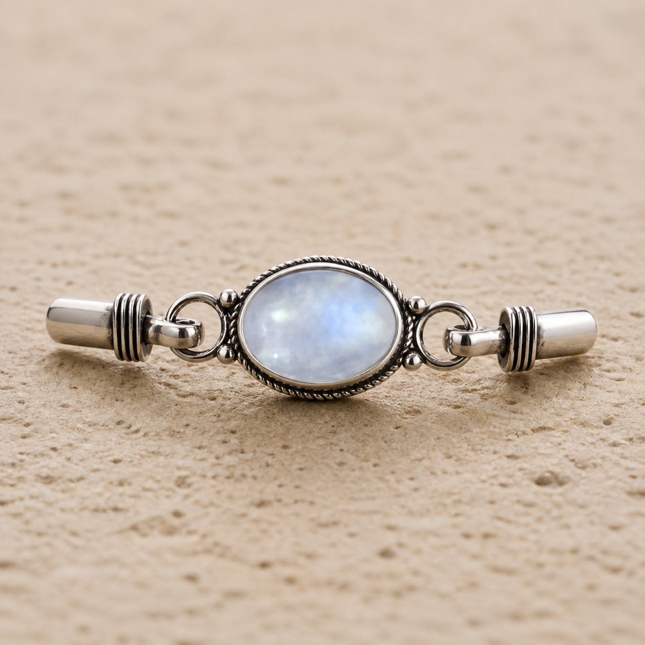 Détail de la pierre de lune ovale et de sa monture en argent 925.