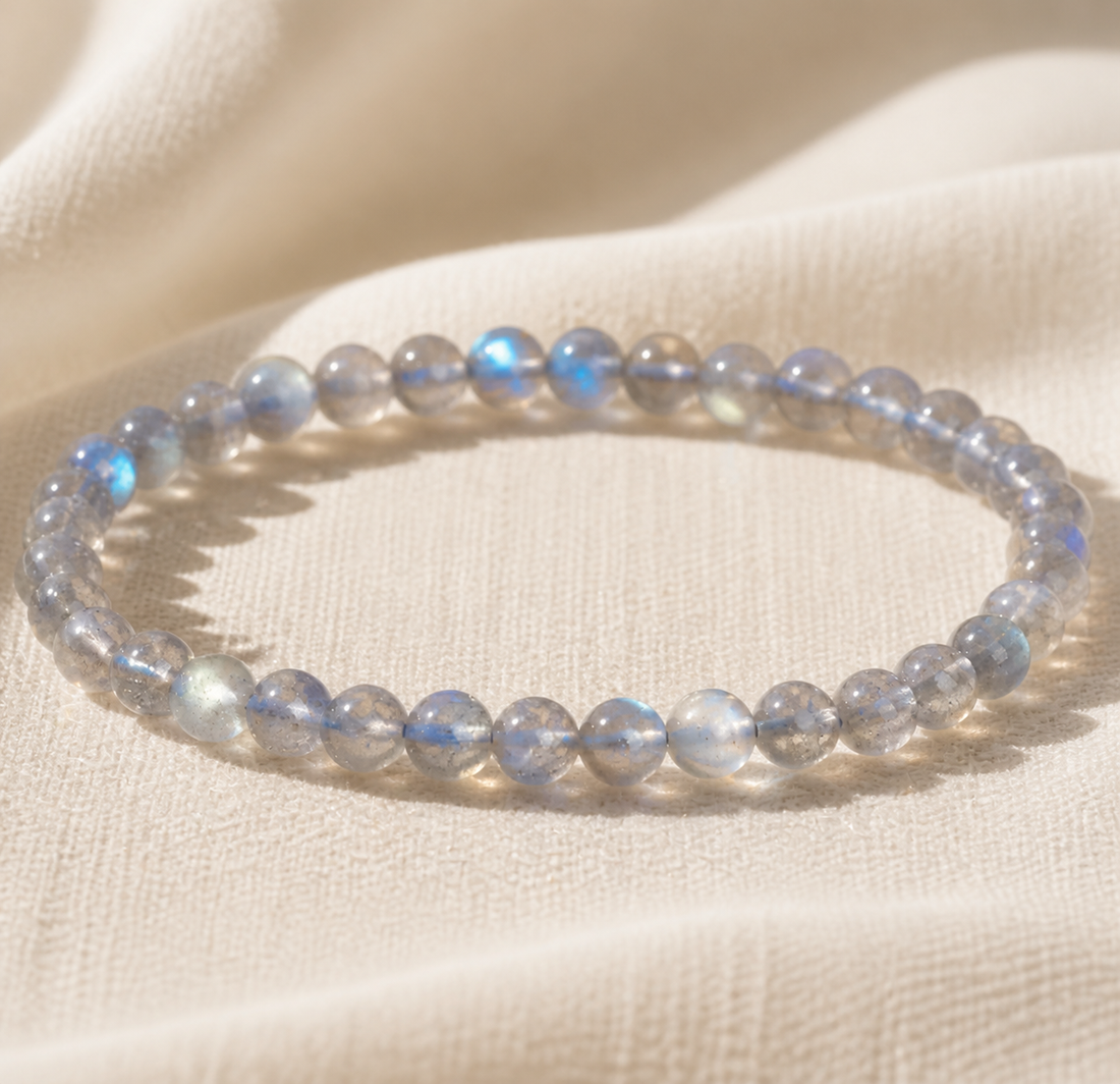 Bracelet en pierre de lune grise en perles naturelles.