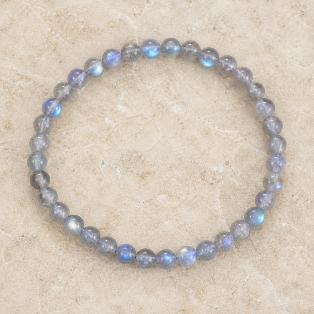 Bracelet en pierre de lune grise en perles naturelles.
