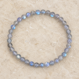 Bracelet en pierre de lune grise en perles naturelles.