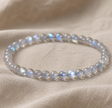 Bracelet en pierre de lune grise en perles naturelles.